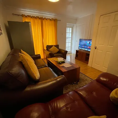 Holiday Home Cardiff City Sleeps 7-2