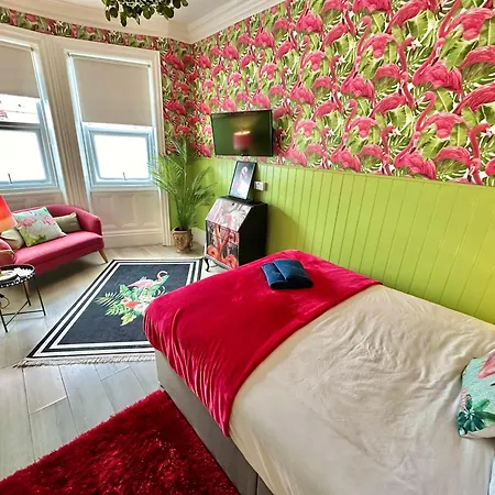 Lemur Lodge - Boutique Apartments - Short Stroll To The Beach-2