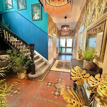 Lemur Lodge - Boutique Apartments - Short Stroll To The Beach-3