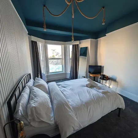 Styles & White Stays - Central Newquay-3