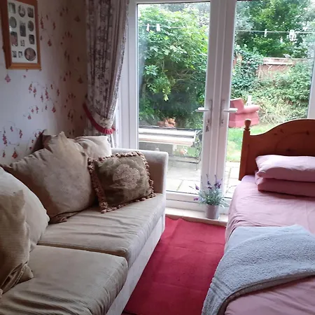 Newly Decorated & Furniture, 2 Single Beds, Large Room, Sofa, Netflix, Garden View, Patio & Seating-3