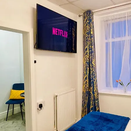 Double Room With Private Bathroom 16 Havelock Street - 6-2