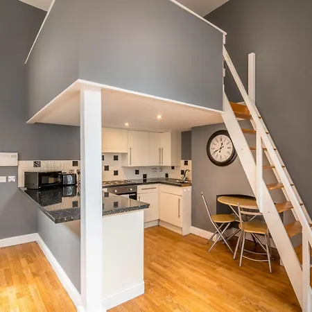 1 Bed Old Town City Studio Near Theatre Suit Work Or Leisure-3