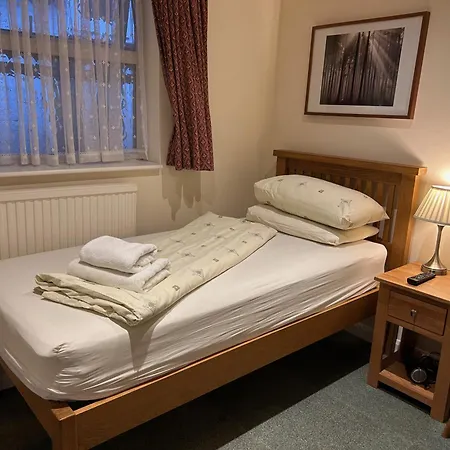 Oakwood Bed And Breakfast Heathrow-2