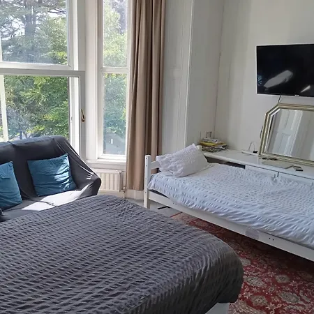 Large Room Near Singleton Hospital Ensuite R6-3