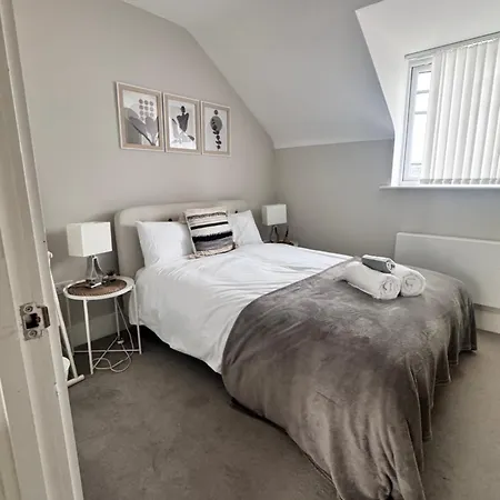 Green Park 4 Bed Lux With Parking ,M4 Jct 11-2