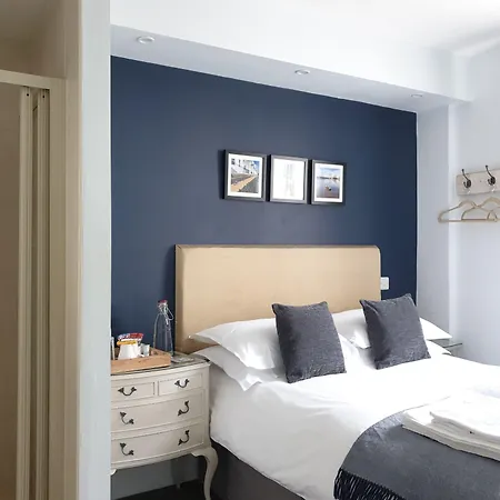 Starlings Guest House-2