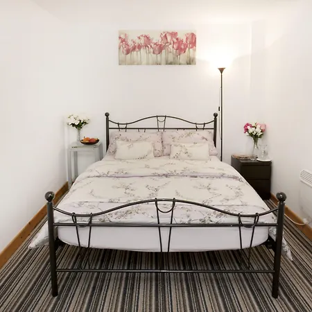 Modern Two-Bedroom Suite: City Centre Convenience-3