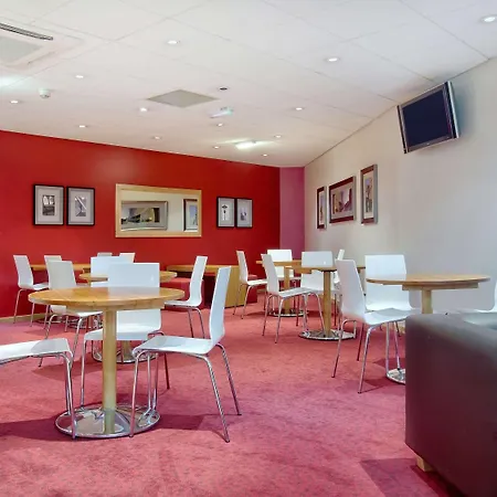 Travelodge Birmingham Central Broadway Plaza-3