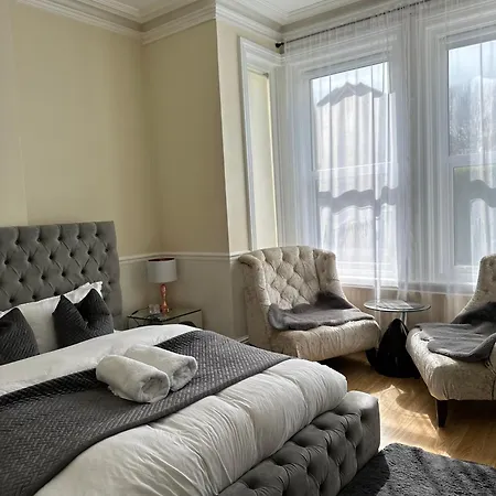 5 Min From The Beach O2 Academy Shared Bathroom And Kitchen-2