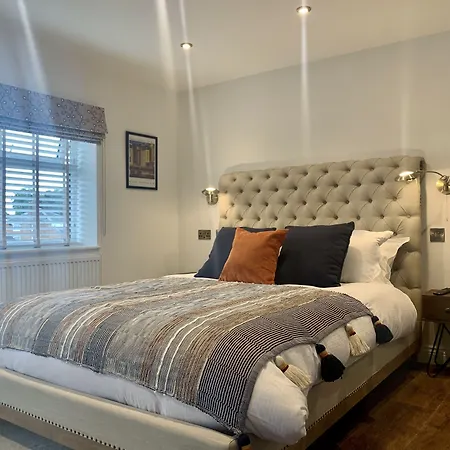 Upstairs At 33 - Self Check In Boutique Accommodation In Worcester Centre-3