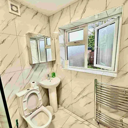 Recently Fully Refurbished --January 2026-- Private En-Suite Room With Brand-New Bathroom And Private Entrance-2