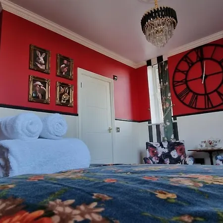 The Mad Hatter'S Guestrooms-2