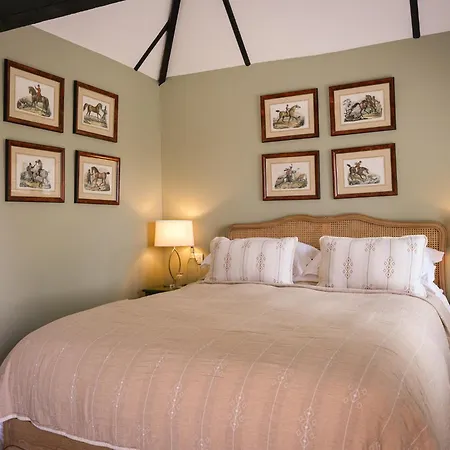 Cowdray Lodge B&B Rooms-3