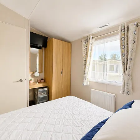 Beautiful Caravan With Full Lake View At Southview Holiday Park Ref 33057Cl-2