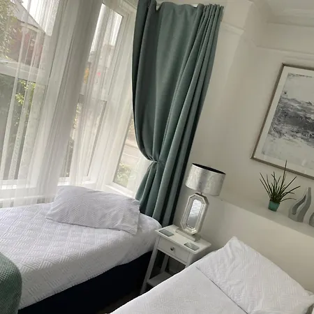 A & B Guest House Cambridge-3