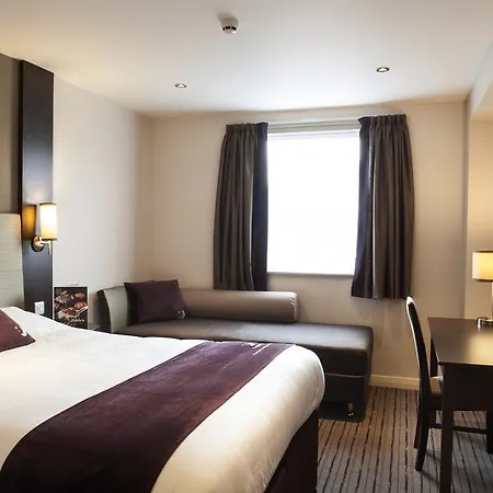 Premier Inn Watford Central-3
