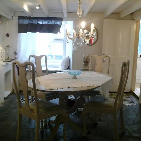 Holly Cottage Vintage B&B-3