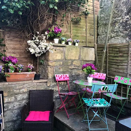 City Centre - Rivers Street, Quiet 2 Bed Ground Floor Georgian Garden Apartment-3