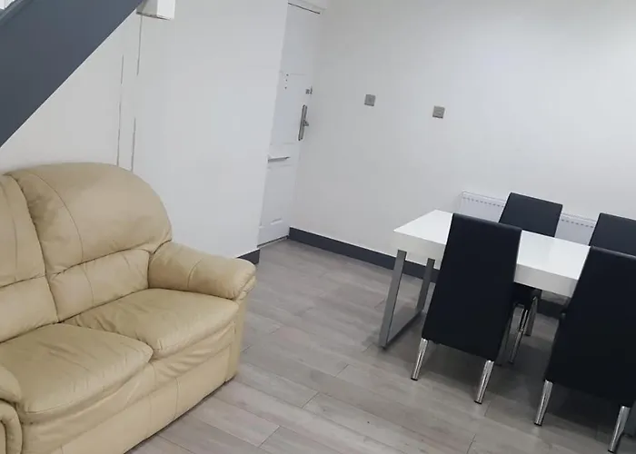Homestay In Birmingham Sleeps 8 - Free Parking & Wifi