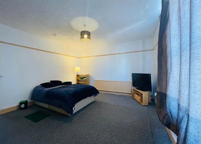 Shous Guest House Emersons Green