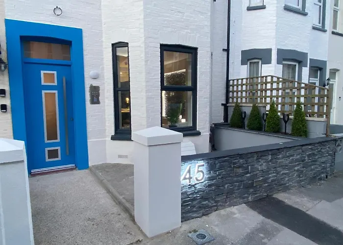Coastline Retreats - Cloud9: Seafront Ensuite Rooms with Netflix