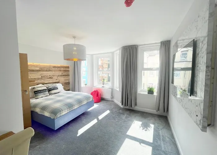 Coastline Retreats - Cloud9: Seafront Ensuite Rooms with Netflix