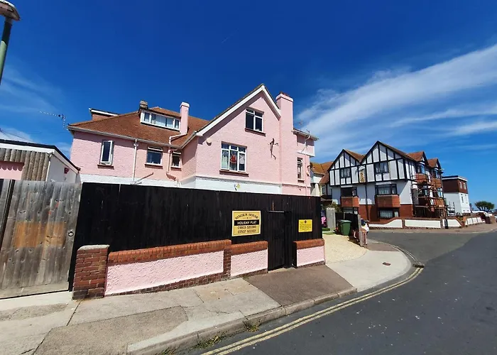 Barbie House: Beachfront Apartments with Beauty Amenities Paignton