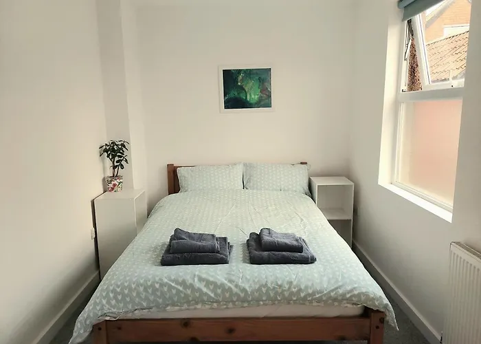 Adorable Mini-Home In Heart Of Glastonbury Town