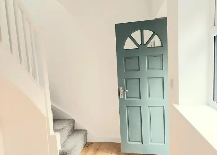 Adorable Mini-Home In Heart Of Glastonbury Town
