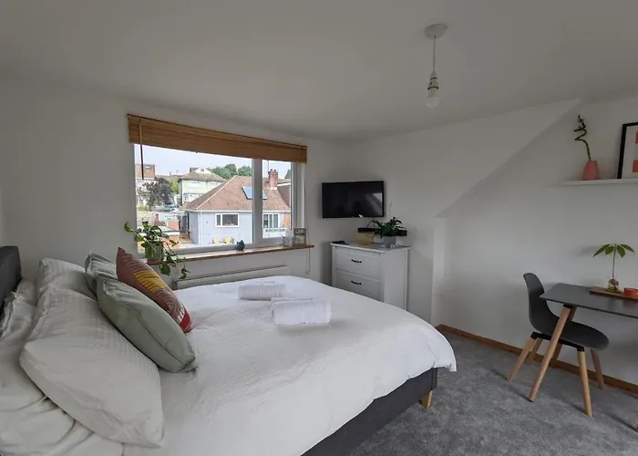 *Large Unique Retro Private Attic & Bathroom* Brighton