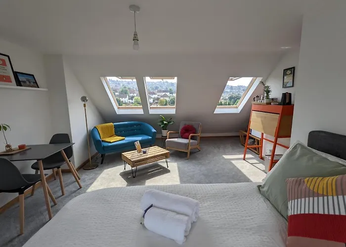 *Large Unique Retro Private Attic & Bathroom* Brighton