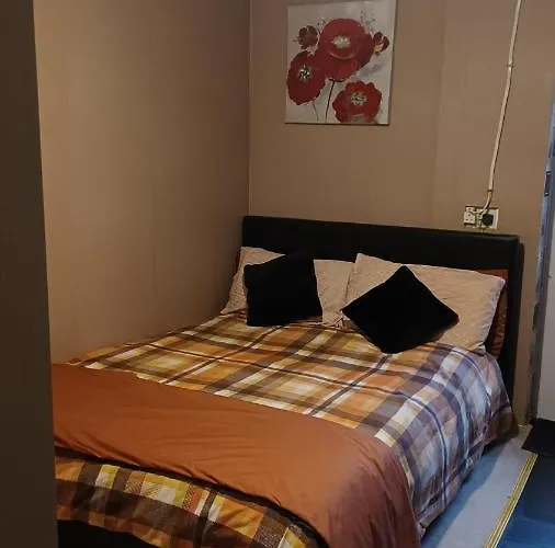 Double Bedroom In Converted Garage-No Shower,Bath Facility Bristol