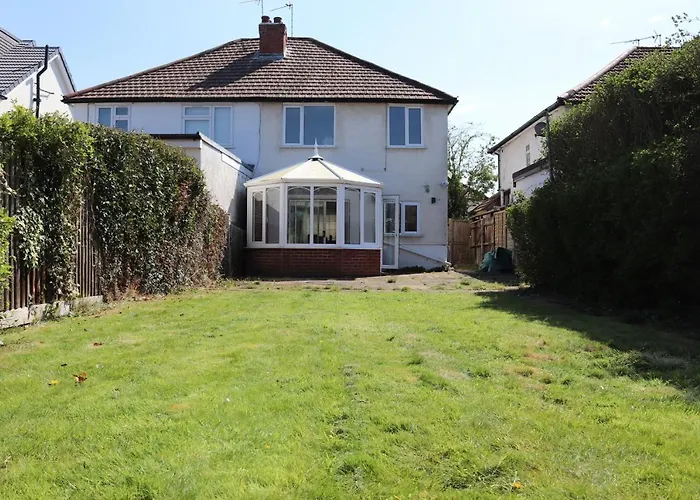 Large House For Relocating Families Contractors By Empire Property Lettings & Management Short Lets & Serviced Accommodation Windsor With High Speed Wifi & Smart Tv With Netflix