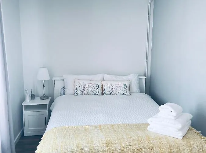 Small Doble, Shared House