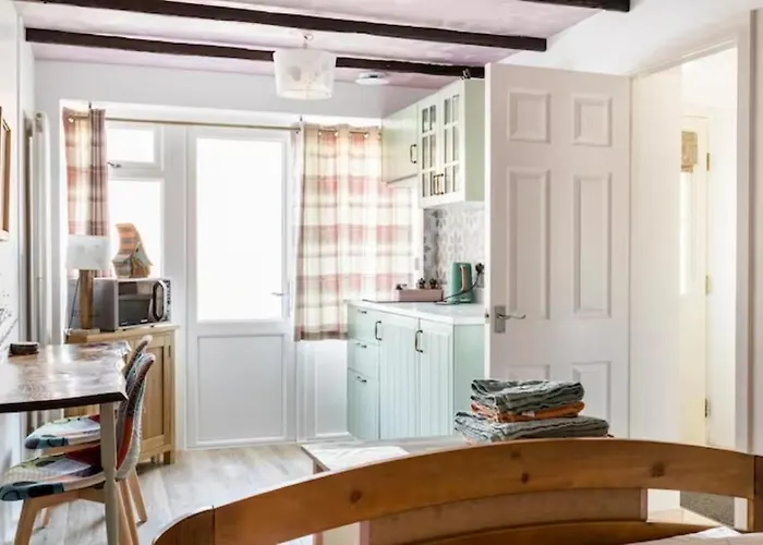 Bedroom With Kitchenette, Private Bathroom And Parking Cardiff