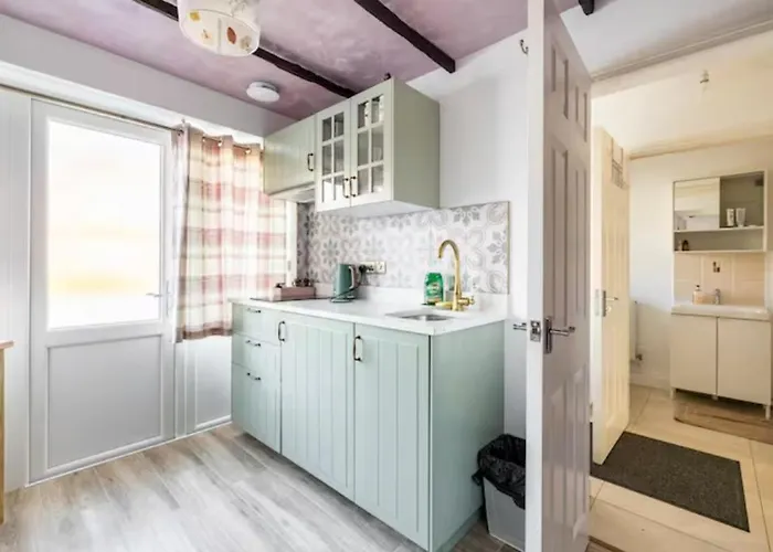 Bedroom With Kitchenette, Private Bathroom And Parking Cardiff
