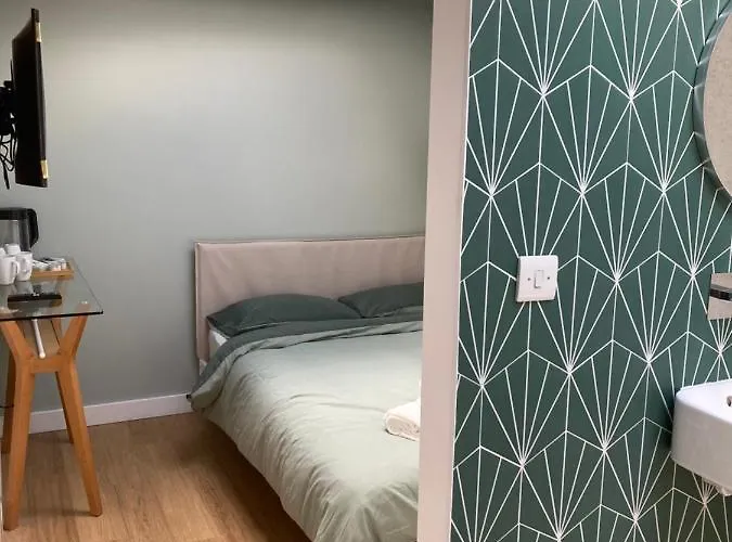 Central Ensuite Guest Unit With Air Conditioning And Free On Street Parking Brighton
