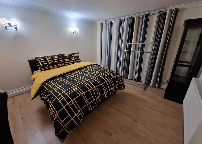 Heathrow Windsor Rooms With Shared Bath, Kitchen And Free Parking Slough