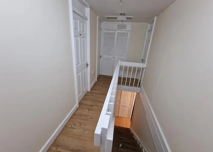 Heathrow Windsor Rooms With Shared Bath, Kitchen And Free Parking Slough
