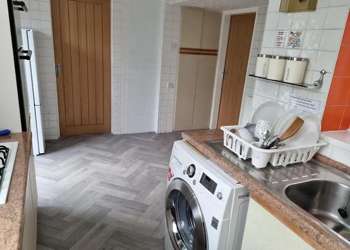 Deluxe Double Bedroom With Private Bathroom, Parking And Wifi