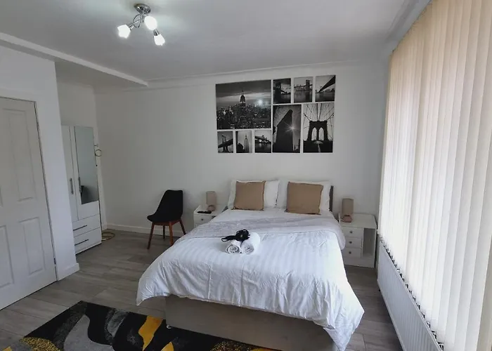 Deluxe Double Bedroom With Private Bathroom, Parking And Wifi