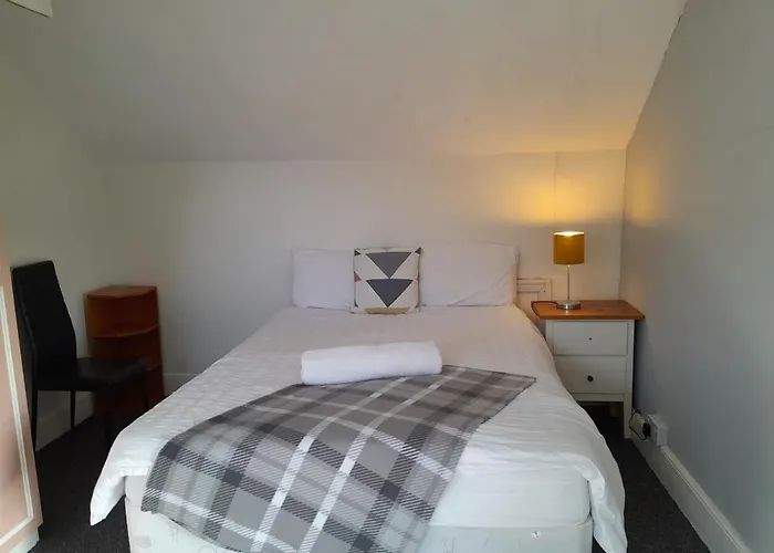 Budget Loft Room, Shared Guest House By University R10 Swansea