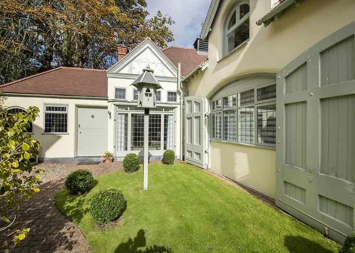 Beautiful Secluded 2 Bedroom Coach House