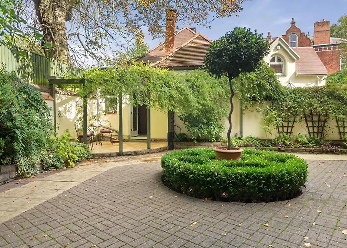 Beautiful Secluded 2 Bedroom Coach House