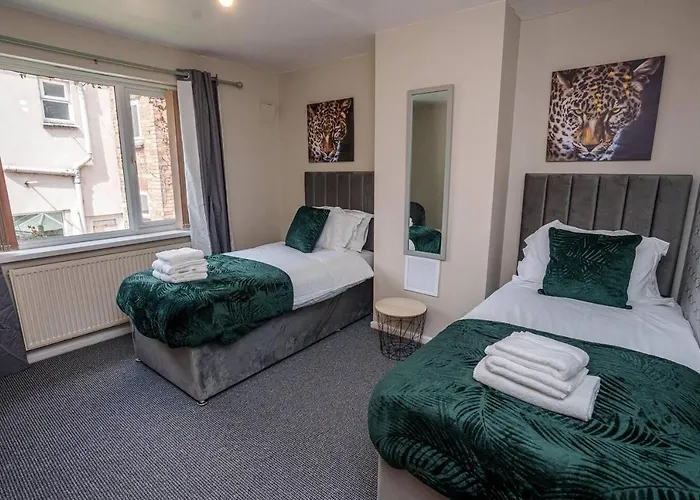 Charming 4-Bed House In Nottingham Sleeps 7