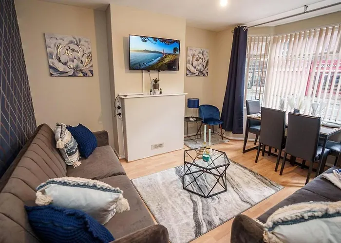 Charming 4-Bed House In Nottingham Sleeps 7