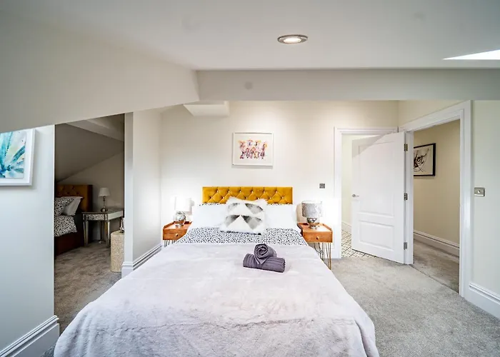 Luxurious 4-Bedroom Penthouse: 15 Mins To City Centre, Secure Parking