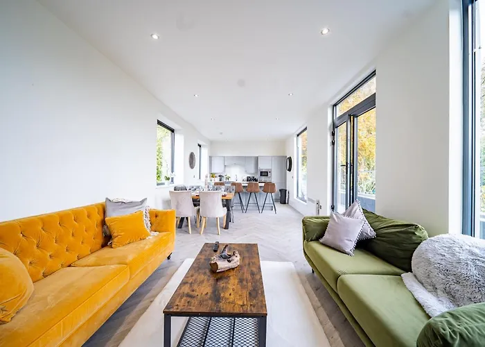 Luxurious 4-Bedroom Penthouse: 15 Mins To City Centre, Secure Parking