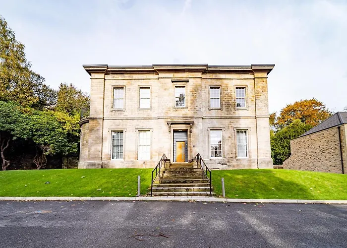 Luxurious 4-Bedroom Penthouse: 15 Mins To City Centre, Secure Parking